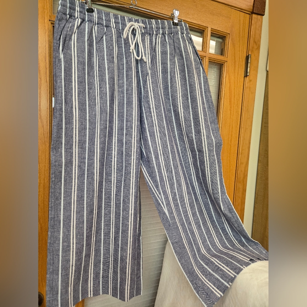 Striped Blue and White Wide-Leg Capri Pants